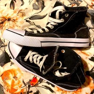 Kid’s Airwalk shoes size 4.5